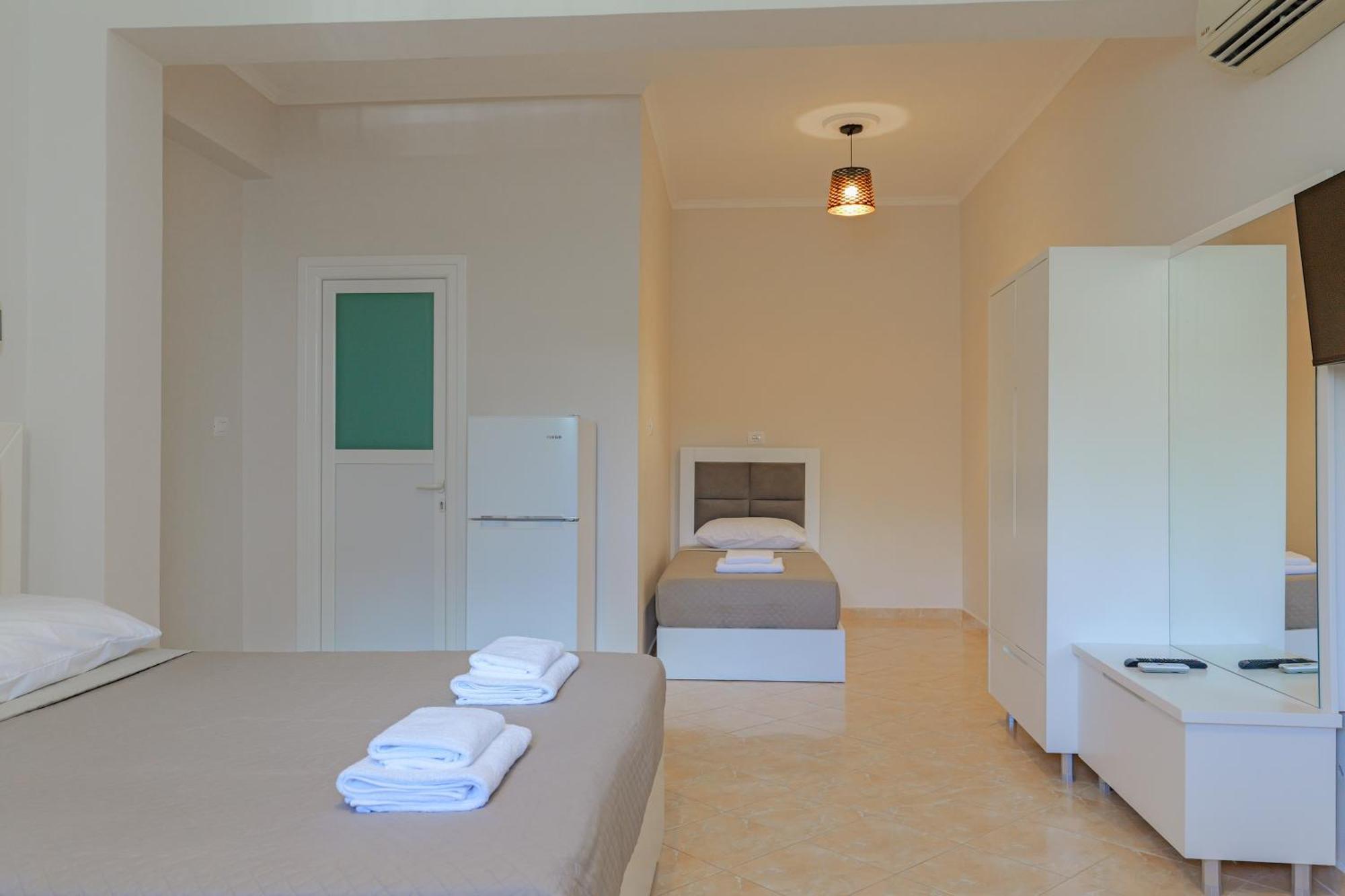 Hotel Deja Vu Ksamil Bagian luar foto