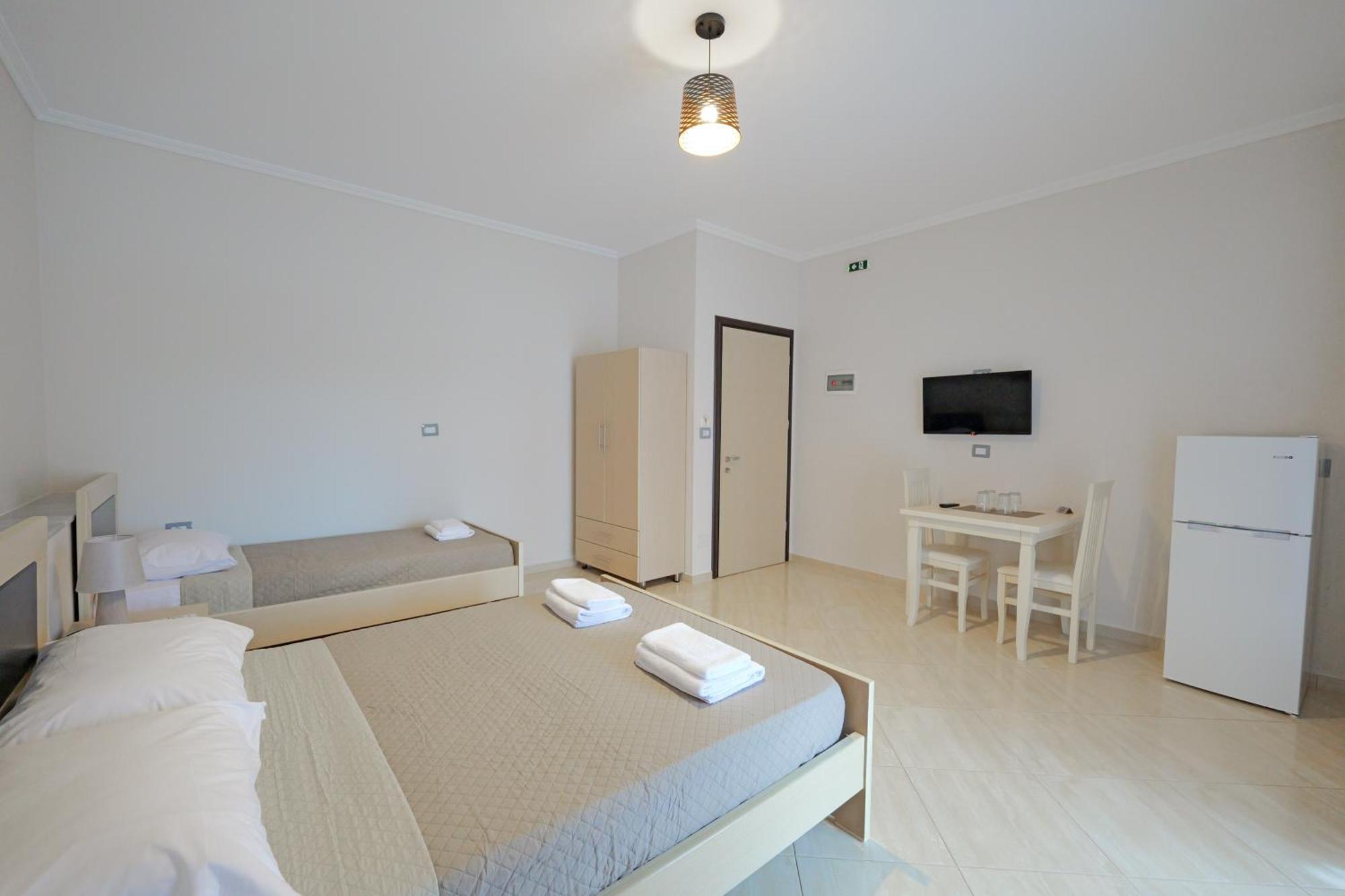 Hotel Deja Vu Ksamil Bagian luar foto